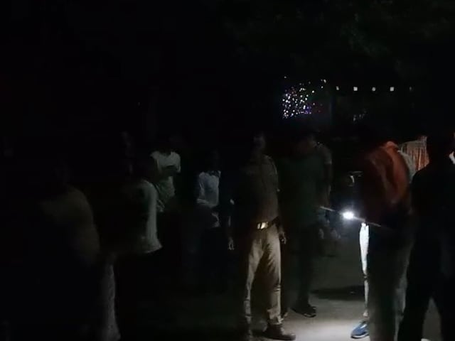 बेटी को डराने के लिए कुएं में लटकाया, तभी हाथ से छूट गई रस्सी, थम गई उसकी सांस बेटी को डराने के लिए कुएं में लटकाया, तभी हाथ से छूट गई रस्सी, थम गई उसकी सांस