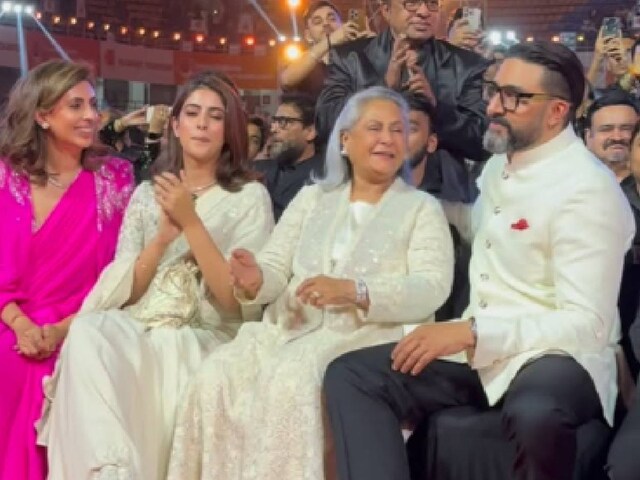 Abhishek Bachchan gets his first Best Actor Award, Jaya Bachchan jumps with joy