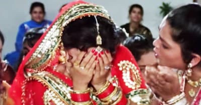 नई दिल्ली. साल 1996 की वो ब्लॉकबस्टर फिल्म, जिसे जूही चावला ने डायरेक्टर से बहस होने के बाद छोड़ दिया था. इस फिल्म की पहली पसंद जूही चावला ही थी. लेकिन डायरेक्टर से बात बिगड़ने की वजह से उन्हें फिल्म से बाहर होना पड़ा था.