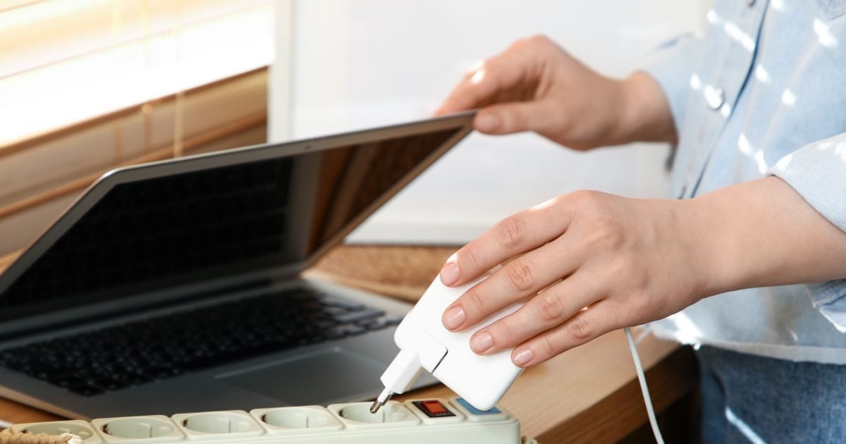 लैपटॉप को हमेशा चार्ज पर रखना ठीक है या गलत? लोग कन्फ्यूज रहते हैं लोग