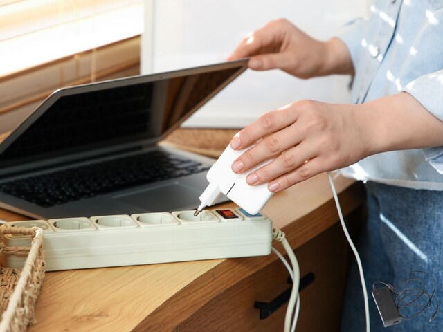 Is it right or wrong to always keep the laptop charged? people remain confused