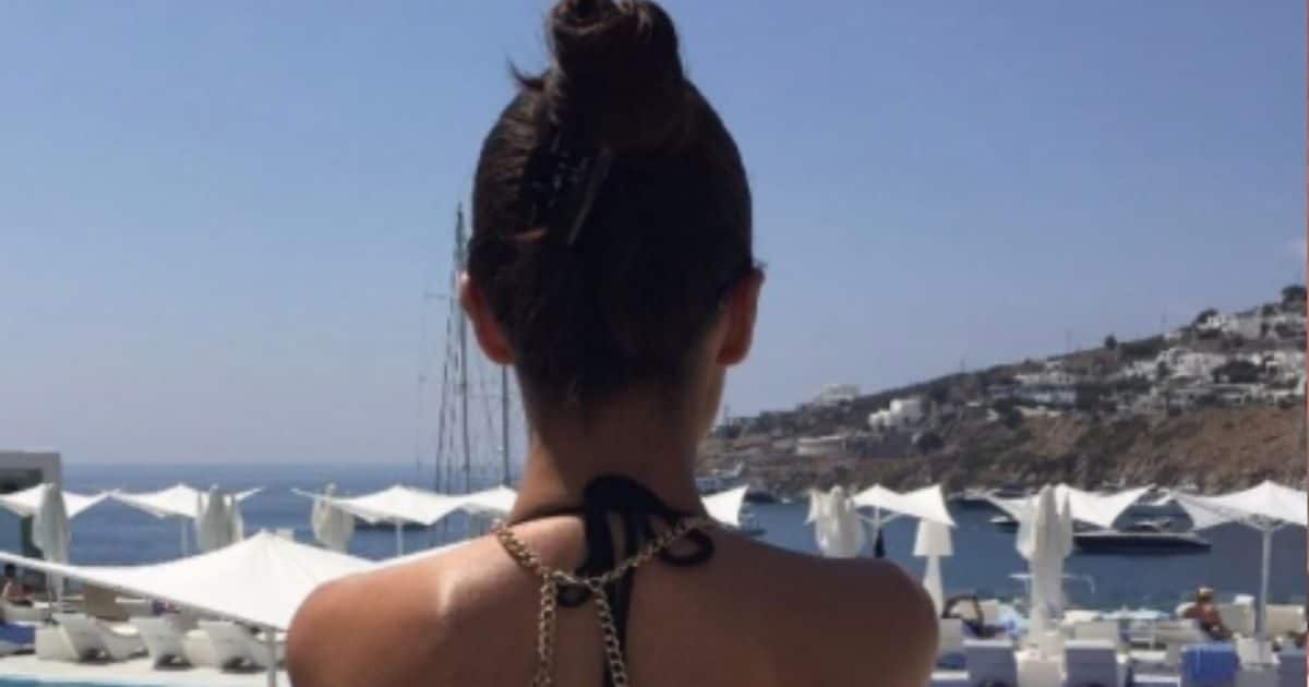 That supreme beauty, who wanted to become a teacher but became an item girl, looks 32 even at the age of 52, who knows?