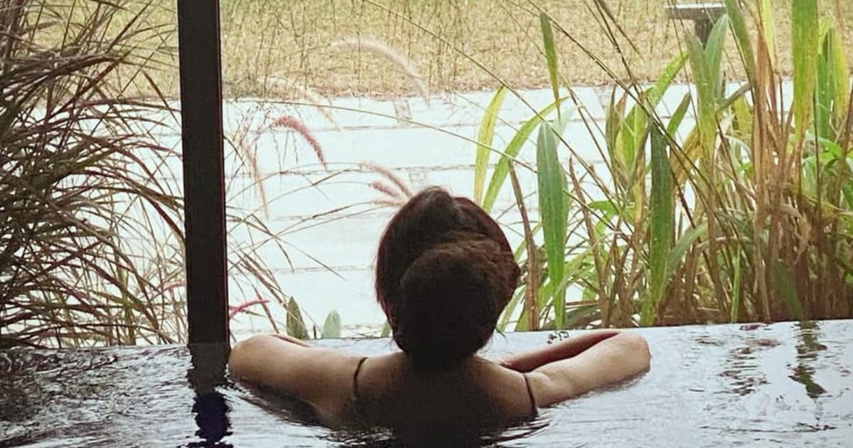 She rebelled against her family and became an actress, kept her marriage hidden for years, at the age of 49 the bold girl of Bollywood looks 25