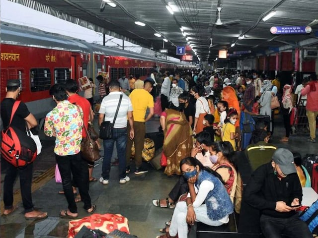 छठ पर नई दिल्ली स्टेशन में भारी भीड़, कंट्रोल करने के लिए स्पेशल प्लान छठ पर नई दिल्ली स्टेशन में भारी भीड़, कंट्रोल करने के लिए स्पेशल प्लान