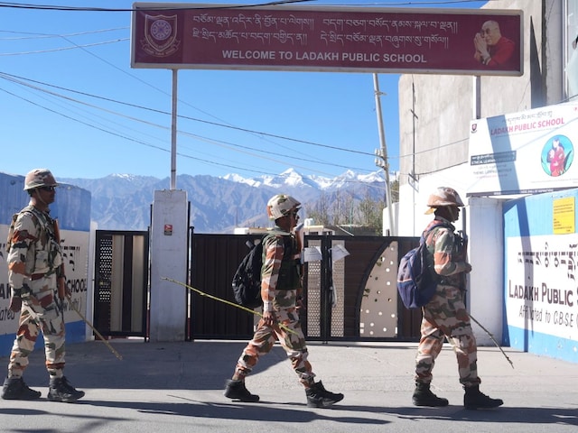 लद्दाख संकट का हल केंद्र शासित ढांचे में, राज्य नहीं भरोसे से मिलेगा समाधान लद्दाख संकट का हल केंद्र शासित ढांचे में, राज्य नहीं भरोसे से मिलेगा समाधान