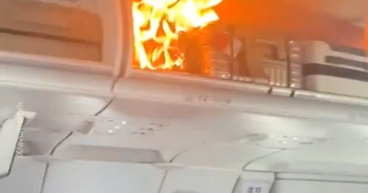 Tach – 10000 मीटर की ऊंचाई पर पावर बैंक में लगी आग, प्लेन में रखे बैग से यूं उठीं लपटें, डरा रहा वीडियो | power bank catches fire mid flight hangzhou seoul