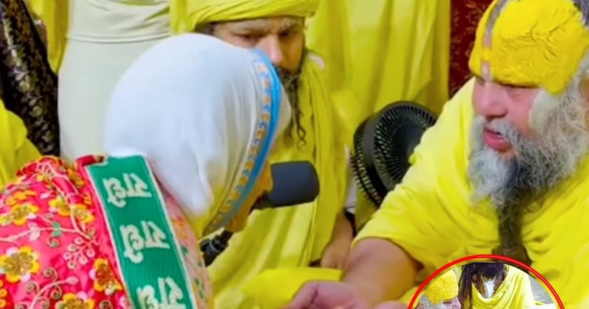 'मेरे पास देने के लिए कुछ नहीं है' वह क्षण जिसने सबको रुला दिया, जब बुज़ुर्ग मां ने प्रेमानंद महाराज जी को दी चरण रज