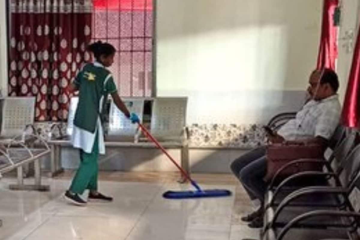 एक वंदे भारत ट्रेन बनाने जितना पैसा गुटखे का दाग धोने में खर्च करता है रेलवे