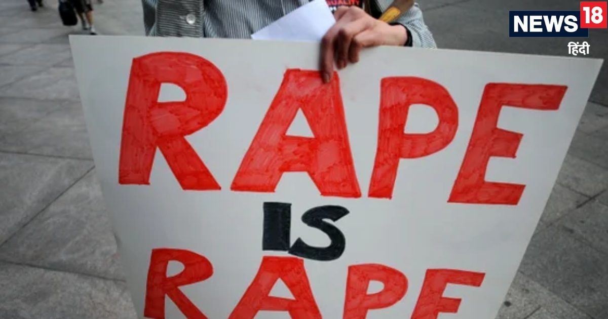 जूनियर ने पहले जबरन किया किस, फिर वॉशरूम को लॉक कर किया रेप