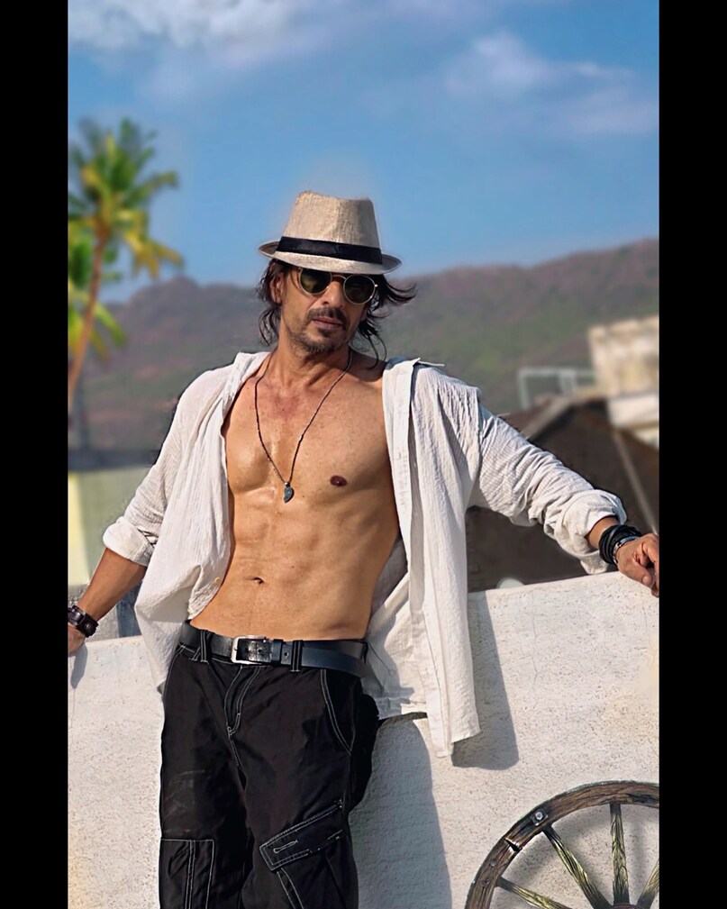 shah rukh khan doppelganger, shah rukh khan lookalike, shah rukh khan ibrahim qadri, ibrahim qadri net worth, ibrahim qadri as shah rukh khan, ibrahim qadri fees, ibrahim qadri age, ibrahim qadrisrk, shah rukh khan, 