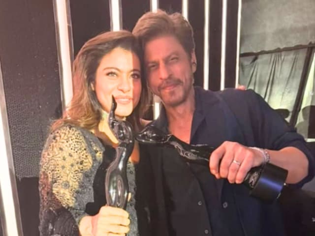 Shahrukh's romantic dance with Kajol at the awards show, recreated the magical moment