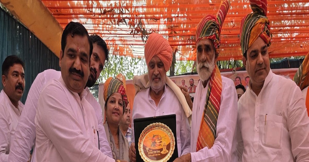 कृषिमंत्री को मंच पर नहीं मिली कुर्सी, बहाना बनाते हुए बोले- स्टेज लकड़ी की थी