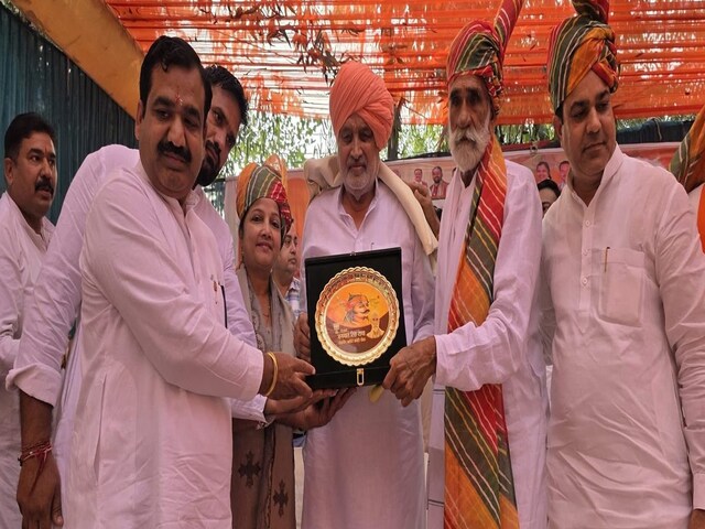 कृषिमंत्री को मंच पर नहीं मिली कुर्सी, बहाना बनाते हुए बोले- स्टेज लकड़ी की थी कृषिमंत्री को मंच पर नहीं मिली कुर्सी, बहाना बनाते हुए बोले- स्टेज लकड़ी की थी