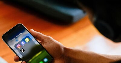 भारत में भी बच्चों के लिए सोशल मीडिया बैन करने की मांग अब तेज होने लगी है. (Credit-bReuters)