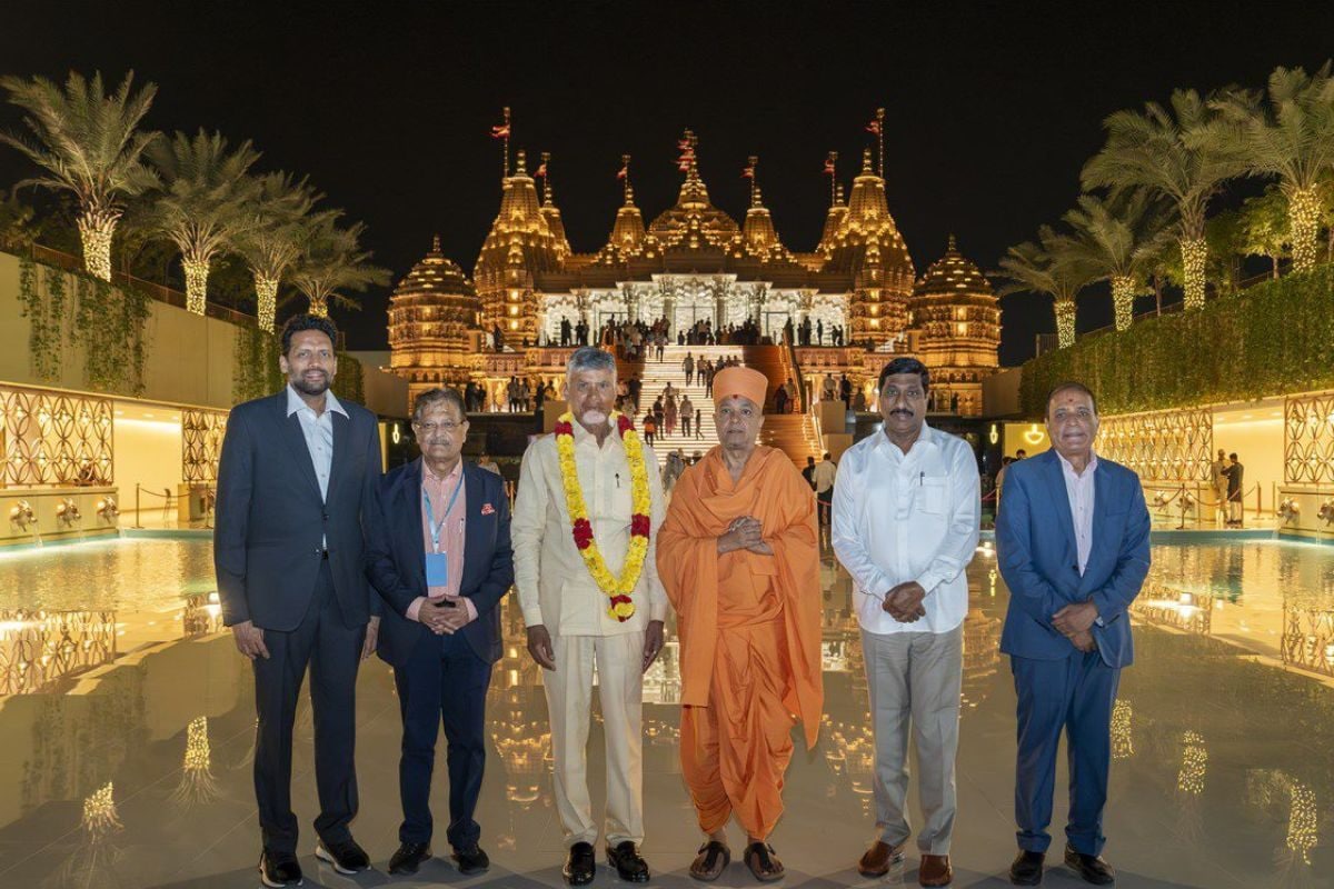 सीएम चंद्रबाबू नायडू अबू धाबी के बीएपीएस हिंदू मंदिर गए और दर्शन किए