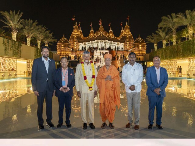 सीएम चंद्रबाबू नायडू अबू धाबी के बीएपीएस हिंदू मंदिर गए और दर्शन किए