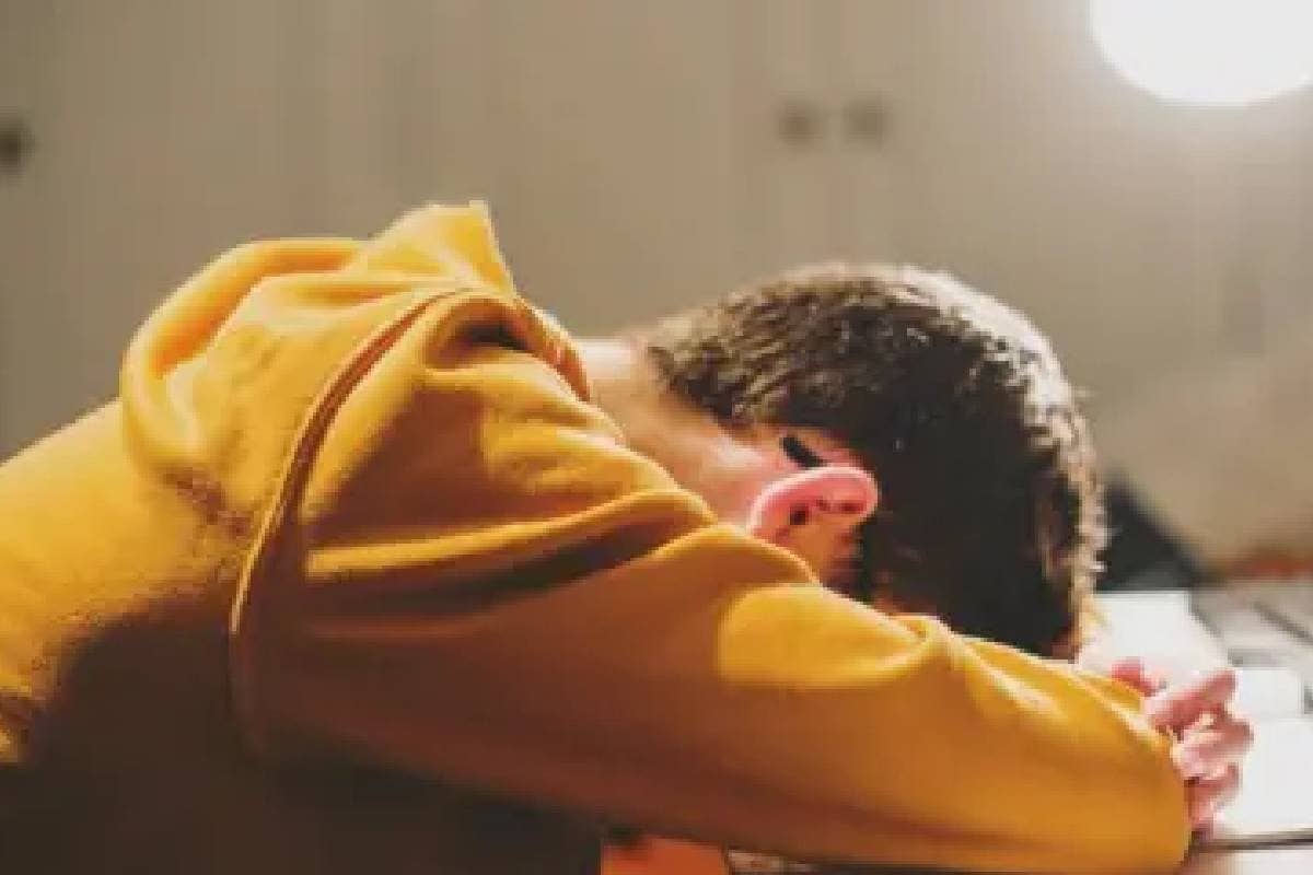 पढ़ाई या रोमांटिक रिलेशनशिप क्यों 65% बढ़े स्टूडेंट सुसाइड के मामले