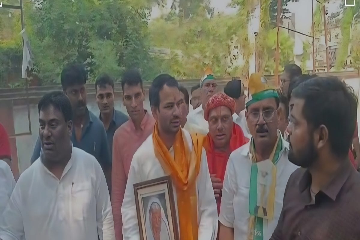 लालू-राबड़ी नहीं, इस महिला की तस्वीर लेकर नामांकन भरने पहुंचे तेज प्रताप यादव
