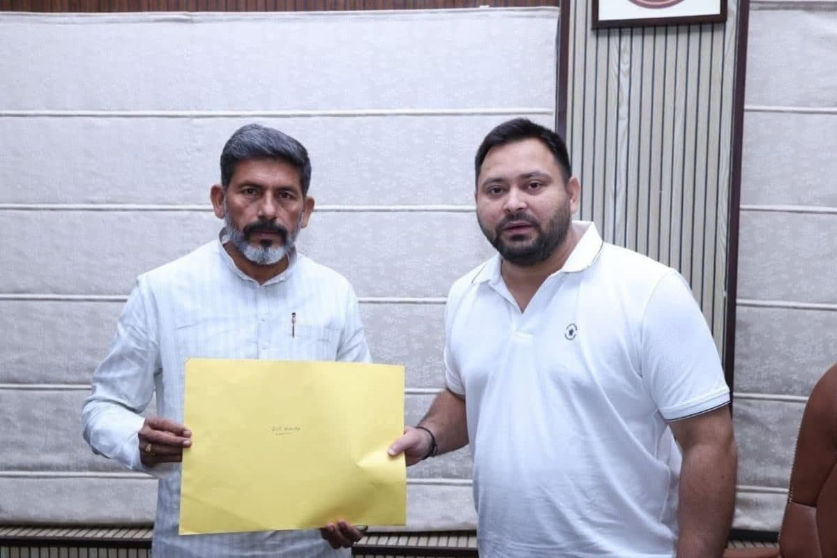 महागठबंधन में टिकट पर रसाकसी! तेजस्वी यादव ने बांटे सिंबल
