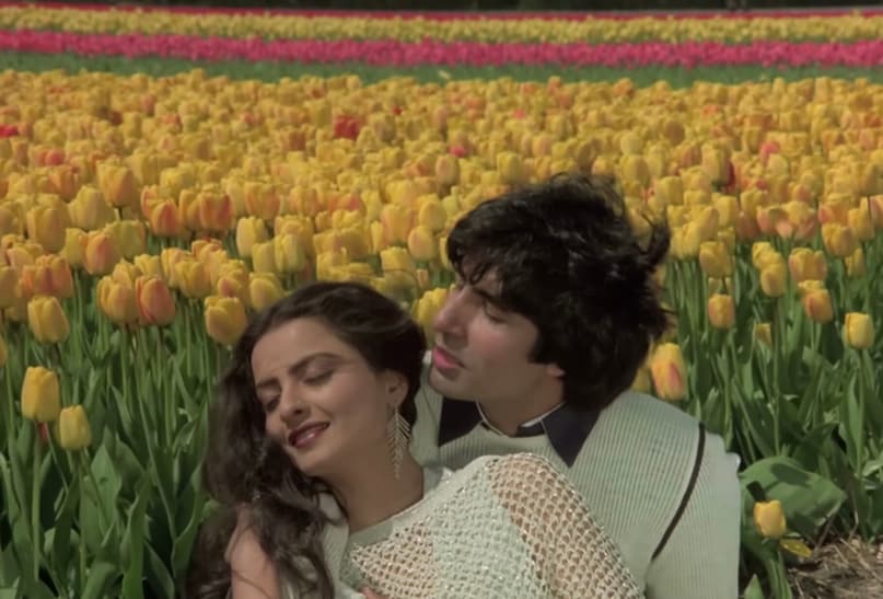  Dekha Ek Khwab, the melody’s soft rhythm, heartfelt lyrics, and chemistry between the actors make it one of the most romantic songs ever filmed in Indian cinema.