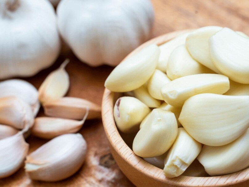 लसूण सोलणं म्हणजे वेळकाढू आणि कंटाळवाणं काम. त्यामुळे बरेच जण लसूण सोलून एका डब्यात ठेवून फ्रिजमध्ये ठेवता.. पण कमी तापमानामुळे लसणीला लवकर कोंब येऊ शकतात आणि त्याची चव कमी होऊ शकते. त्यामुळे लसूण कोरड्या आणि हवेशीर ठिकाणी टोपली किंवा कागदी पिशवीत ठेवा.