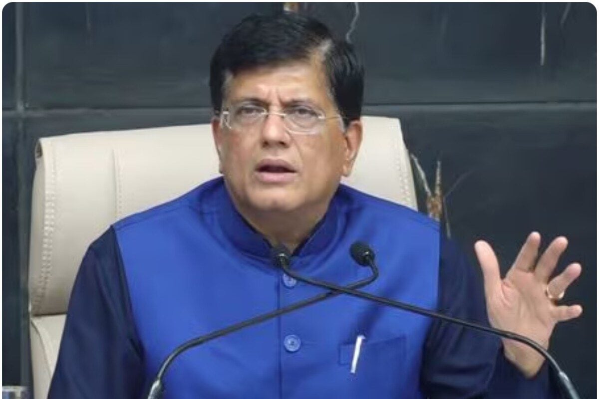 VIDEO: एयरपोर्ट के वेटिंग लाउंज में बैठे थे पीयूष गोयल वहीं खोल दिया ऑफिस