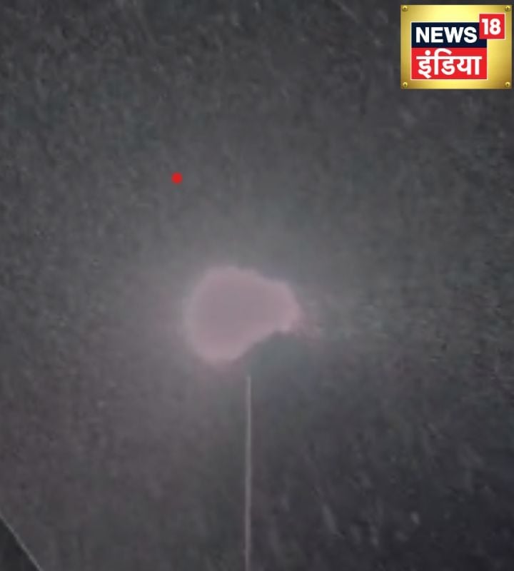 जैसे आसमान से फरिश्ते उतर रहे हों! गुलमर्ग में बर्फबारी का जादुई नजारा देखें