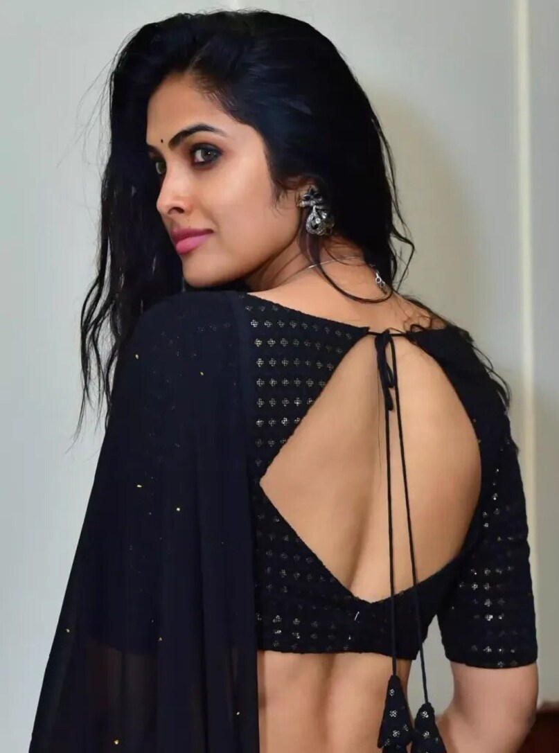 Cutout Design Blouse: If you want to try something different then choose a cutout style blouse. Pair it with a lehenga with unique embroidery or mirror work for a truly stylish look.