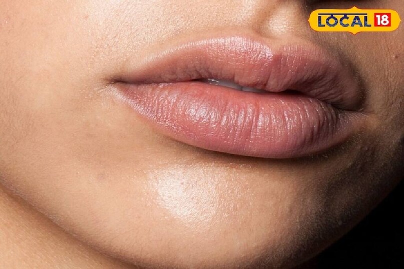 সাতনার ত্বক বিশেষজ্ঞ ডাঃ পুণীত আগরওয়াল জানান, আমাদের ত্বক থেকে প্রাকৃতিকভাবে এক ধরনের তেল (Sebum) উৎপন্ন হয়, যা ঠোঁট ও ত্বককে আর্দ্র রাখে। শীতকালে এই তেল উৎপাদন কমে যায়, ফলে ত্বক শুকিয়ে যায় ও ঠোঁট ফেটে যায়।