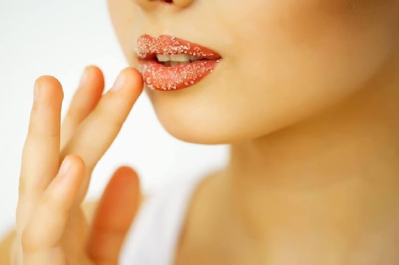 এই প্রাকৃতিক লিপ বাম ঠোঁটকে ময়েশ্চারাইজ করবে, ফাটা ঠোঁট সারাবে ও শীতের রুক্ষতা থেকে রক্ষা করবে।বিশেষজ্ঞরা আরও বলেন, বাইরে বেরোলে মুখ ঢেকে রাখুন—মাস্ক বা রুমাল দিয়ে ঠোঁটকে ঠান্ডা বাতাসের সংস্পর্শ থেকে বাঁচান। দিনে চার থেকে পাঁচবার লিপ বাম লাগানো এবং পর্যাপ্ত পরিমাণে জল পান করা জরুরি।