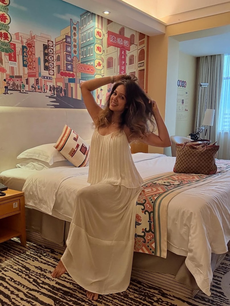 Vidya begins her day early at 5:20 am sharp. She spends over an hour meditating and chanting mantras, ensuring her morning starts with positivity and peace. Vidya begins her day early at 5:20 am sharp. She spends over an hour meditating and chanting mantras, ensuring her morning starts with positivity and peace.