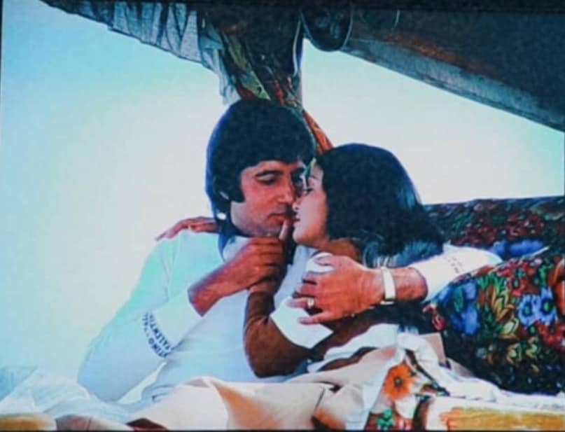 Bachchan’s character, who is a struggling shayar, sings the song with quiet acceptance right in the beginning of the film. Bachchan’s character, who is a struggling shayar, sings the song with quiet acceptance right in the beginning of the film.