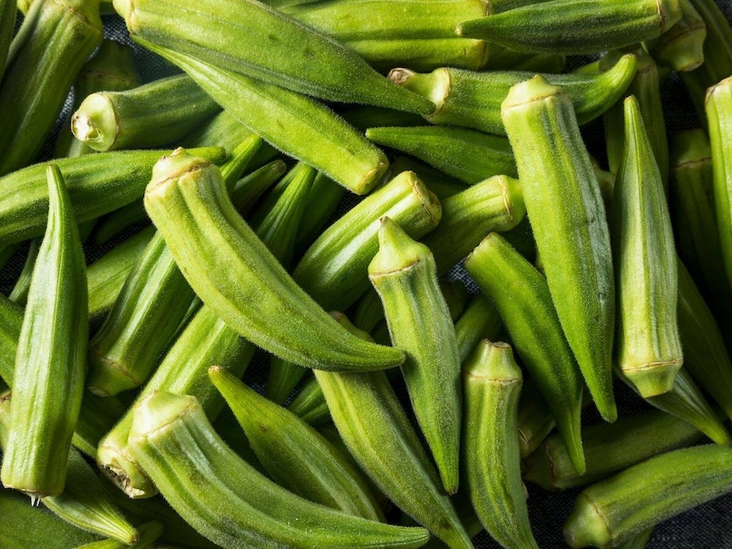 *ভিন্ডি বা ঢেঁড়স অত্যন্ত স্বাস্থ্যকর, ফাইবার সমৃদ্ধ সবজি, যা হজমশক্তি উন্নত করতে, রক্তে শর্করা নিয়ন্ত্রণ করতে এবং ত্বক সুস্থ রাখতে সাহায্য করে। আয়ুর্বেদ এটিকে এমন একটি সবজি হিসেবে বিবেচনা করে, যা শরীর ঠান্ডা করে এবং পাচনতন্ত্রের ভারসাম্য বজায় রাখে। ঢেঁড়সে ভিটামিন সি, ক্যালসিয়াম, আয়রন এবং ফোলেটের মতো পুষ্টি উপাদান রয়েছে, যা শক্তি সরবরাহ করে এবং রোগ প্রতিরোধ ক্ষমতা শক্তিশালী করে।