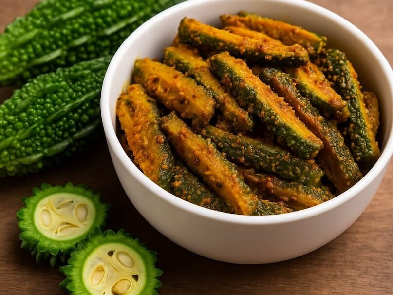 *করলা দিয়ে ঢেঁড়স খাওয়া এড়িয়ে চলুনঃ করলা গরম প্রকৃতির, অন্যদিকে ঢেঁড়স ঠান্ডা প্রকৃতির। যখন দুটি একসঙ্গে খাওয়া হয়, তখন এটি শরীরে বাত এবং পিত্তের ভারসাম্যহীনতা সৃষ্টি করতে পারে। এটি সরাসরি পেট এবং পাচনতন্ত্রের উপর প্রভাব ফেলে, যার ফলে অ্যাসিডিটি, গ্যাস এবং বদহজমের মতো সমস্যা দেখা দেয়। অতএব, একই দিনে বা একই খাবারে এই দুটি সবজি খাওয়া এড়িয়ে চলুন।*করলা দিয়ে ঢেঁড়স খাওয়া এড়িয়ে চলুনঃ করলা গরম প্রকৃতির, অন্যদিকে ঢেঁড়স ঠান্ডা প্রকৃতির। যখন দুটি একসঙ্গে খাওয়া হয়, তখন এটি শরীরে বাত এবং পিত্তের ভারসাম্যহীনতা সৃষ্টি করতে পারে। এটি সরাসরি পেট এবং পাচনতন্ত্রের উপর প্রভাব ফেলে, যার ফলে অ্যাসিডিটি, গ্যাস এবং বদহজমের মতো সমস্যা দেখা দেয়। অতএব, একই দিনে বা একই খাবারে এই দুটি সবজি খাওয়া এড়িয়ে চলুন। 