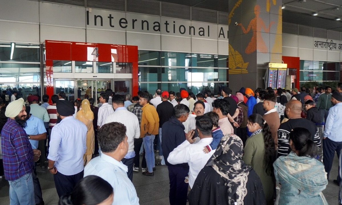 Top News: दिल्ली एयरपोर्ट की उड़ानों की आफत मेरठ में खून से सनी मोहब्बत आवारा कुत्तों पर SC ऑर्डर