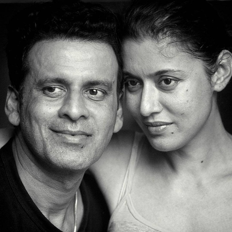 पहली पत्नी से मुलाकात के कुछ समय में ही दोनों का प्यार परवान चढ़ा और उन्होंने अपने रिश्ते को नाम देने का फैसला करते हुए शादी कर ली. मीडिया रिपोर्ट्स के मुताबिक मनोज बाजपेयी पहली पत्नी को भी पहली नजर में देखते ही दिल हार बैठे थे और फिर दोनों ने शादी की, लेकिन शादी के बाद रिश्ता सिर्फ 3 महीने चला और दोनों ने तलाक ले लिया. एक्टर ने अपनी इस शादी को कई साल तक सीक्रेट रखा था. पहली पत्नी से मुलाकात के कुछ समय में ही दोनों का प्यार परवान चढ़ा और उन्होंने अपने रिश्ते को नाम देने का फैसला करते हुए शादी कर ली. मीडिया रिपोर्ट्स के मुताबिक मनोज बाजपेयी पहली पत्नी को भी पहली नजर में देखते ही दिल हार बैठे थे और फिर दोनों ने शादी की, लेकिन शादी के बाद रिश्ता सिर्फ 3 महीने चला और दोनों ने तलाक ले लिया. एक्टर ने अपनी इस शादी को कई साल तक सीक्रेट रखा था.