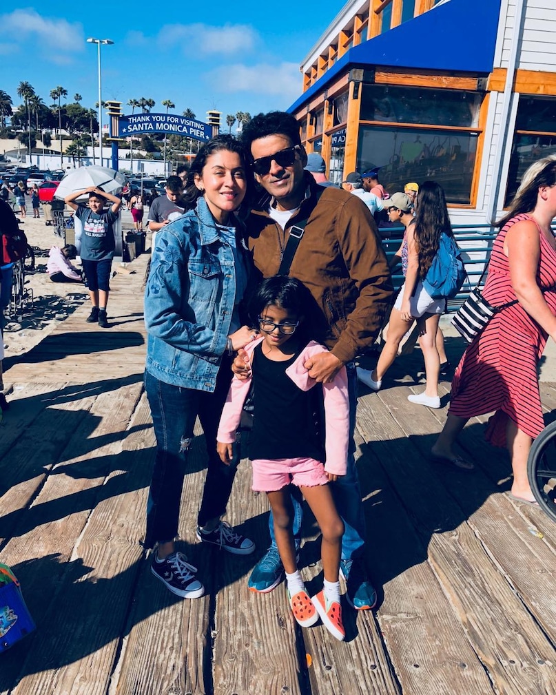 मनोज बाजपेयी ने बताया था कि उनकी और शबाना रजा की मुलाकात साल 1998 में एक पार्टी में हुई थी. उस हाई प्रोफाइल पार्टी में एक्ट्रेस बालों में तेल लगाकार, बिना मेकअप के सिंपल से लुक में पहुंची थीं. एक्टर के मुताबिक उनकी पत्नी की सादगी ने उनका दिल जीत लिया था. मनोज बाजपेयी ने बताया था कि उनकी और शबाना रजा की मुलाकात साल 1998 में एक पार्टी में हुई थी. उस हाई प्रोफाइल पार्टी में एक्ट्रेस बालों में तेल लगाकार, बिना मेकअप के सिंपल से लुक में पहुंची थीं. एक्टर के मुताबिक उनकी पत्नी की सादगी ने उनका दिल जीत लिया था.