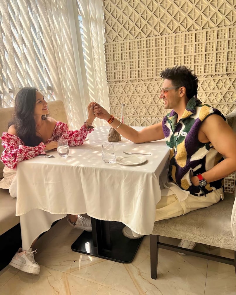 कपल की शादी को करीबन एक दशक हो चुका है. दोनों 9 साल से खुशहाल शादीशुदा जिंदगी गुजार रहे हैं. कपल की उम्र में 9 साल का एक बड़ा फासला है. गौरव खन्ना की पत्नी अकांक्षा उम्र में उनसे 9 साल छोटी हैं. एक्टर 43 साल के हैं जबकि उनकी पत्नी 34 साल की हैं. 