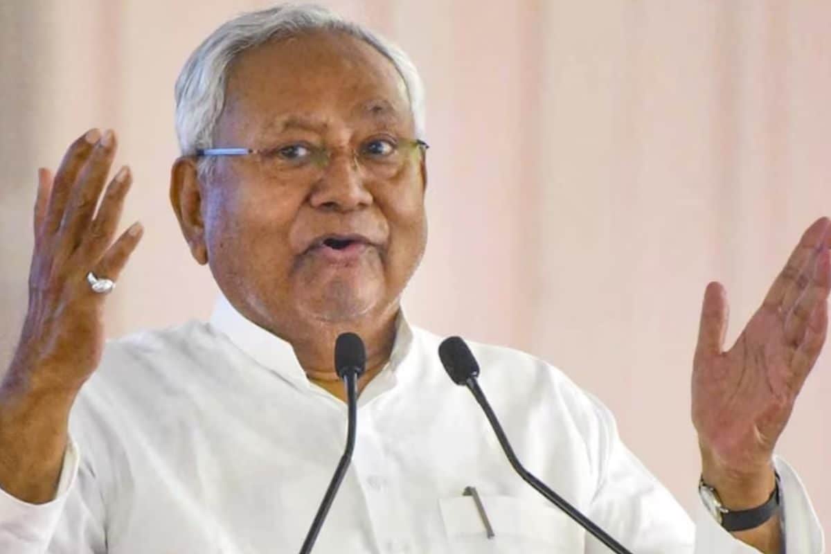 VIDEO: पटना की सड़कों पर लग गए पोस्टर, बिहार चुनाव रिजल्ट से पहले JDU का जोश हाई!