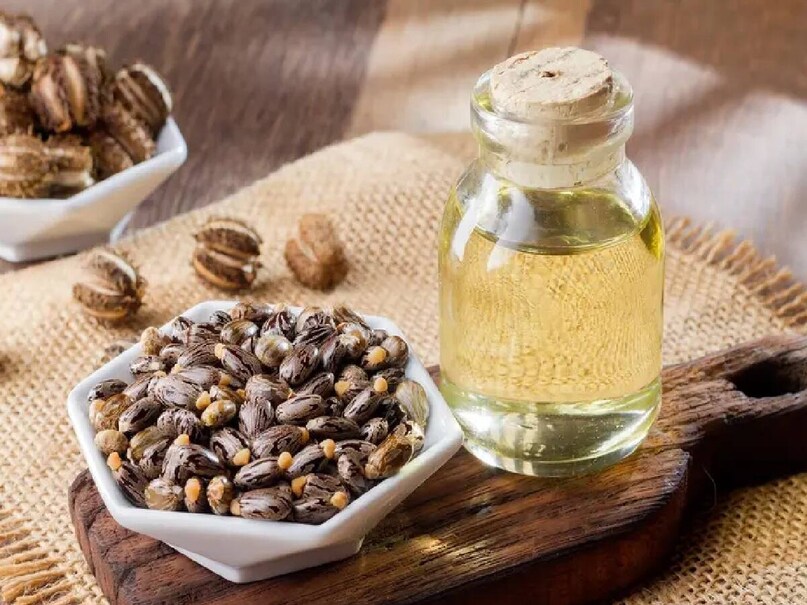 ক্যাস্টর অয়েল-- ক্যাস্টর অয়েলে প্রচুর পরিমাণে রিসিনোলিক অ্যাসিড রয়েছে যা প্রদাহনাশক, রয়েছে অ্যান্টিব্যাকটেরিয়াল গুণ এবং মাথার ত্বক সুস্থ রাখে। ক্যাস্টর অয়েল মাথার ত্বকে রক্তসঞ্চালন বাড়ায়, ফলে দ্রুত নতুন চুল গজাতে সহায়তা করে।