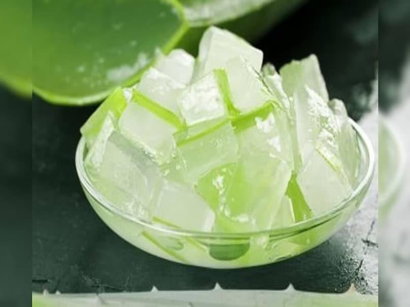 অ্যালোভেরা-- অ্যালোভেরায় থাকা প্রোটিওলাইটিক এনজাইম ক্ষতিগ্রস্ত হেয়ার ফলিকল মেরামত করে, ফলে নতুন চুল গজায়। অ্যালোভেরা মাথার ত্বকে প্রয়োজনীয় ভিটামিন ও খনিজ সরবরাহ করে, যা চুলকে ঘন ও সুস্থ করে।