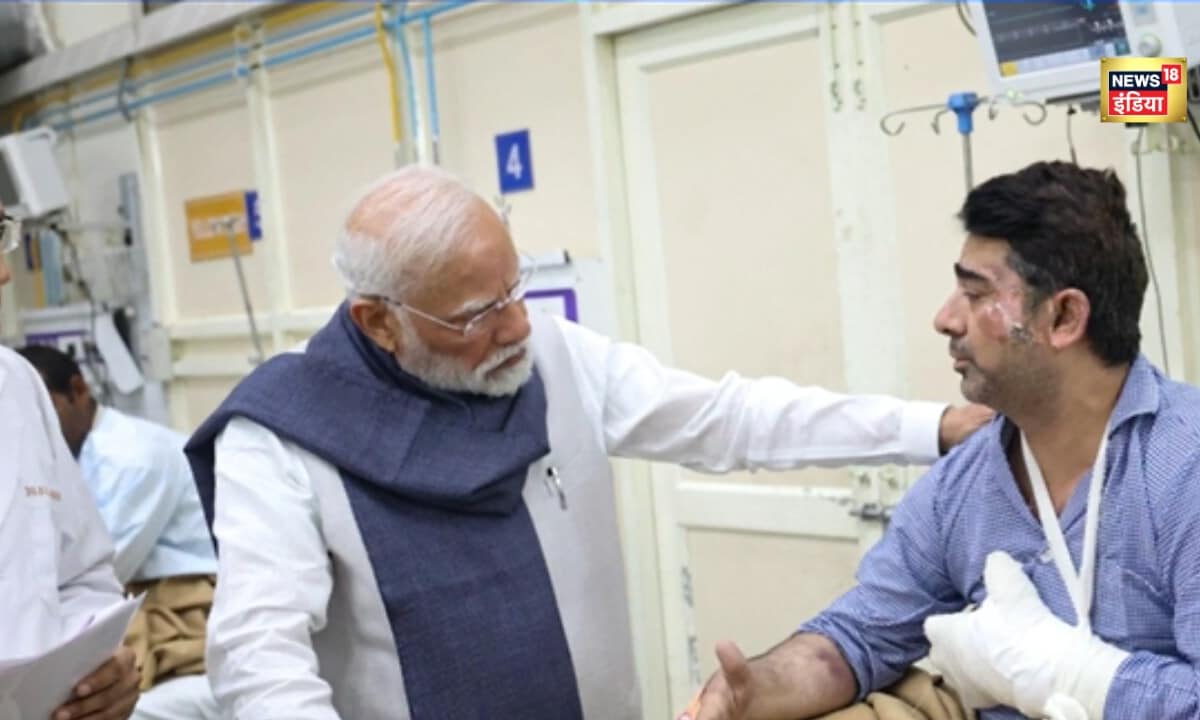 PM Modi Meets Blast Victims: LNJP अस्पताल में ब्लास्ट के घायलों से मिले PM मोदी देखें तस्वीरें