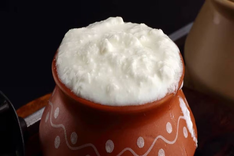 দইয়ে থাকে ল্যাকটোব্যাসিলাস নামের স্বাস্থ্যকর ব্যাকটেরিয়া। গবেষণায় দেখা গিয়েছে, দই শুধু শরীরের অন্যান্য ক্ষতিকর ব্যাকটেরিয়ার সঙ্গে লড়তেই সক্ষম নয়, দই মুখের দুর্গন্ধ দূর করতেও এক্সপার্ট। দুধ-ও মুখের দুর্গন্ধ তাড়ায়। রসুন খাওয়ার পর অল্প দুধ দিয়ে মুখে কুলকুচি করলে দুর্গন্ধ পালায়।