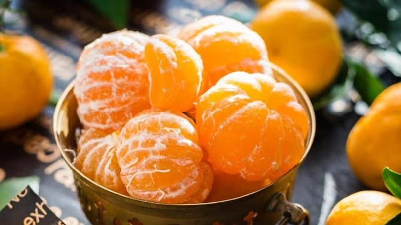 কমলালেবু-- অনেকের মুখে খারাপ দুর্গন্ধ হওয়ার কারণ, তাঁদের মুখগহ্বরে পর্যাপ্ত লালা তৈরি হয় না, ফলে দুর্গন্ধ সৃষ্টিকারি ব্যাকটেরিয়াগুলি মুখেই রয়ে যায়। গবেষণায় দেখা গিয়েছে, কমলালেবুতে থাকা ভিটামিন সি মুখের দুর্গন্ধ দূর করে।