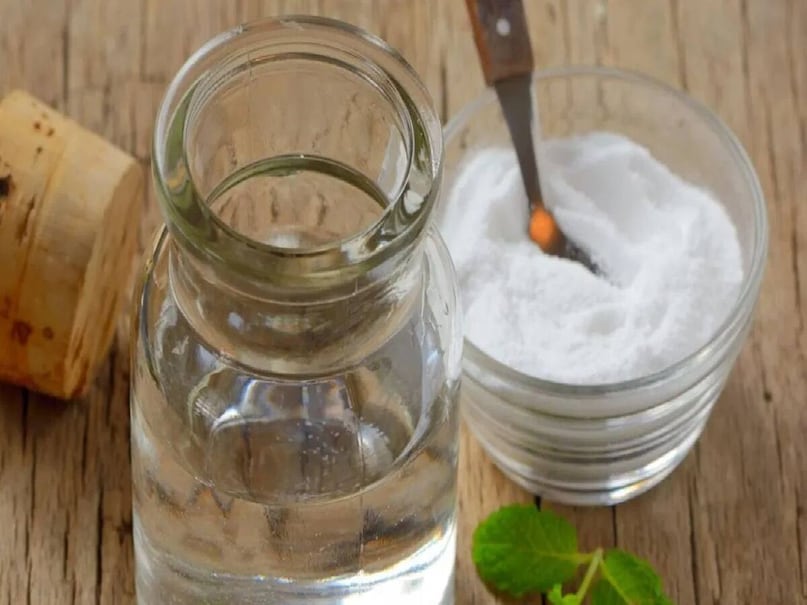 মুখের দুর্গন্ধ তাড়ানোর সহজ উপায় হল নুন-জল দিয়ে কুলকুচি করা। পাশাপাশি, দিনে বার কয়েকবার লবঙ্গ চিবান, মুখের দুর্গন্ধ দূর হবে