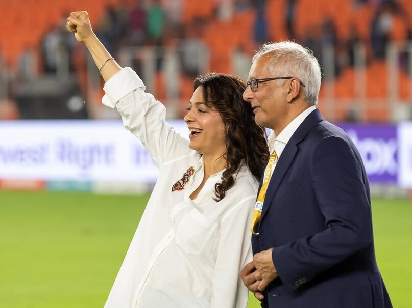 The actress said, “I was just about established and just starting to do well. That’s the time he was serenading me, and I was afraid of loosing my career just when I kind of got there. So, I wanted to carry on, and this seemed to be the midway – that we keep it quiet and it’s okay, you can carry working. 