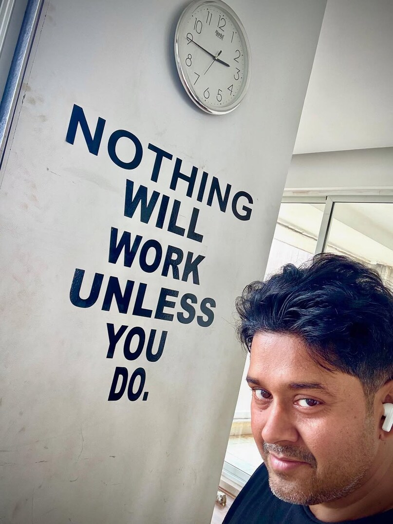 एक समय ऐसा था जब लोगों ने उन पर विश्वास खो दिया था और उनकी क्षमताओं पर सवाल उठाया था. जब वह इंडस्ट्री में काम से बाहर हो गए थे, तो एक लोकप्रिय अभिनेता ने उनकी मदद की और उन्हें एक ब्रेकथ्रू अवसर दिया. 