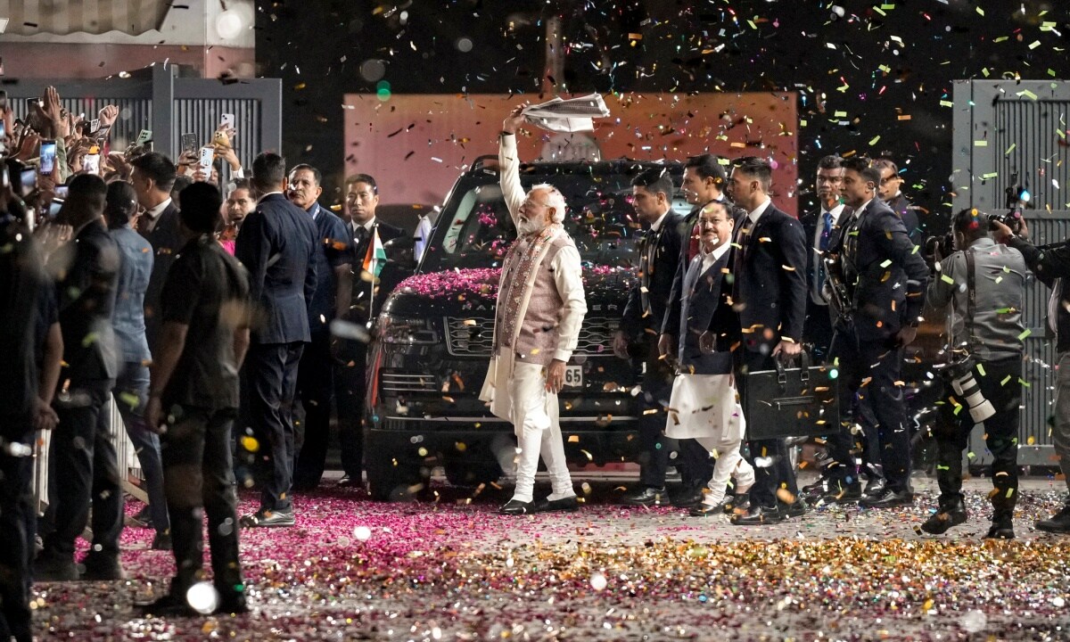 बिहार में NDA की सुनामी से विपक्ष बिखरा दिल्ली बीजेपी ऑफिस में PM मोदी का गुलाब की बारिश से स्वागत