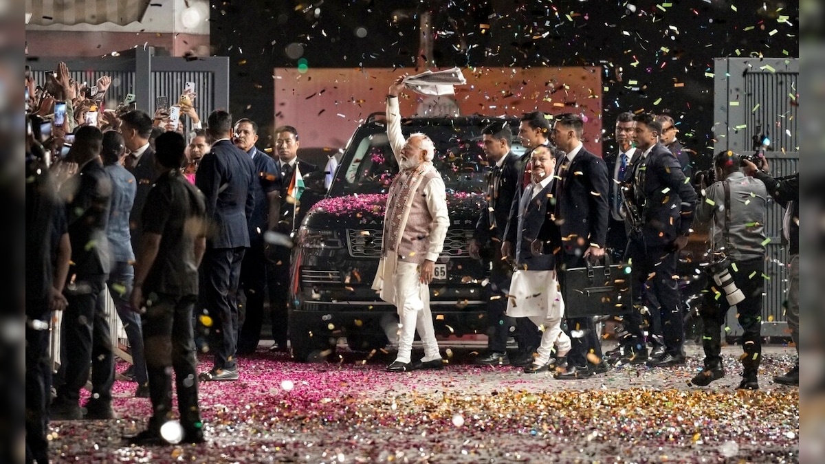 बिहार में NDA की सुनामी से विपक्ष बिखरा, दिल्ली बीजेपी ऑफिस में PM मोदी का गुलाब की बारिश से स्वागत