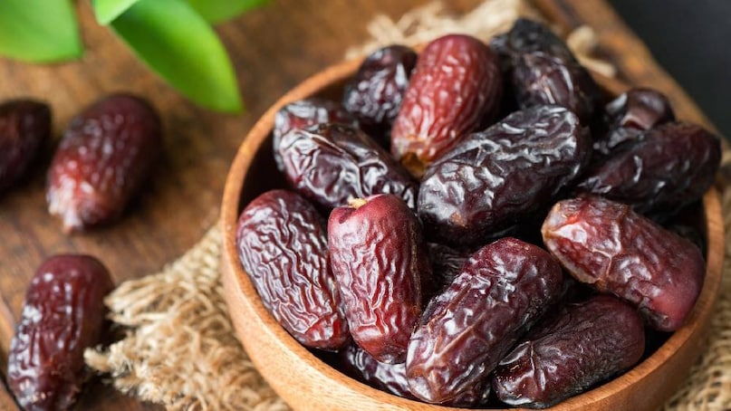 আয়ুর্বেদিক চিকিৎসক অমিত কুমার লোকাল 18-কে বলেন, কাঁচা খেজুরের অনেক পুষ্টিগুণ রয়েছে। শুধু তাই নয়, এই খেজুর মিষ্টি শক্তিবর্ধক, শ্রমসাধ্য এবং পিত্তনাশক। ভিটামিন, প্রোটিন, ফাইবার, কার্বোহাইড্রেট এবং চিনি থাকার কারণে একে সুপার ফুড বলা হয়। উপবাসের সময় শরীরকে প্রয়োজনীয় শক্তি দিতে খেজুর খাওয়ার চল রয়েছে।